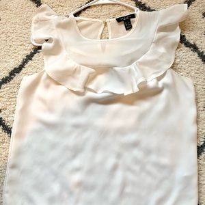 〰️ white, ruffled top 〰️
